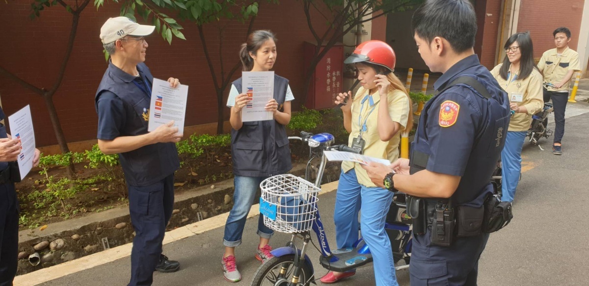楊梅分局關懷TDK楊梅廠外籍移工上下班交通安全宣導新法上路，提醒騎乘電動自行車要戴安全帽切勿帶而不戴。