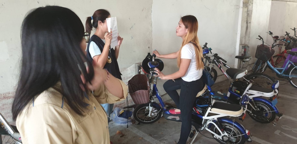 楊梅分局關懷TDK楊梅廠外籍移工上下班交通安全宣導新法上路，提醒騎乘電動自行車要戴安全帽切勿帶而不戴。