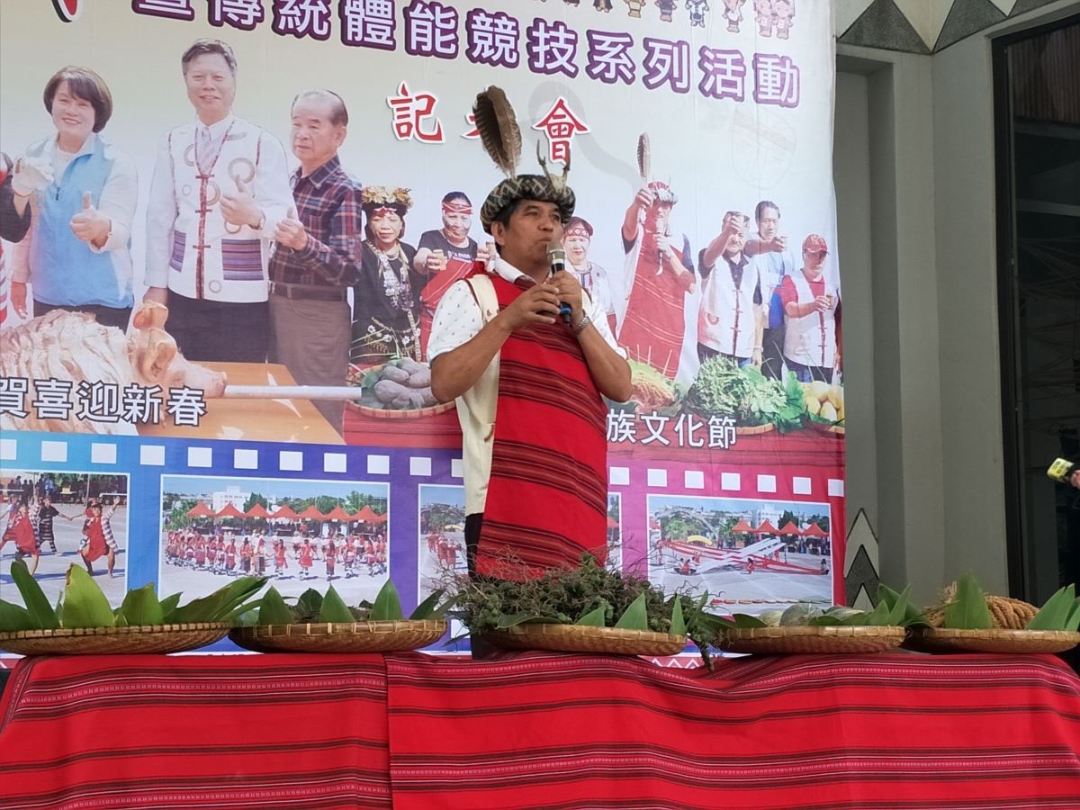 泰雅族長老也是溪陽國中校長潘福來,主持豐年祭儀式。圖/記者鄧富珍攝