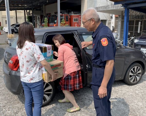 配合縣府發放重陽節敬老禮金，北港警分局全程派員戒護，餘款清點完畢後亦交由轄區派出所安置在警所槍械室代保管，以便發放順利。