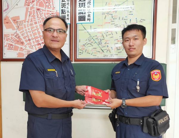 北港及北辰派出所透過「友善通報網」勇擒3名毒蟲,起獲毒品海洛因及安非他命,分局長王立德立即頒發破案有功人員禮券,表達肯定與鼓勵。