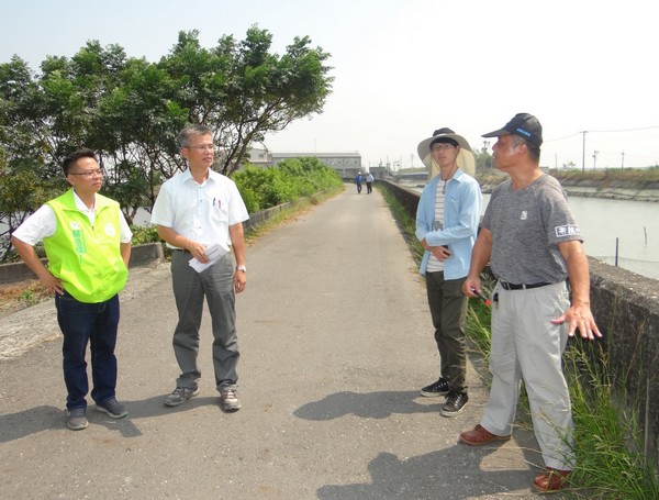 立委蘇治芬爭取改善口湖及北港水利相關建設,蔡岳儒議員與鄉親參與開工說明會,感謝蘇委員守護偏鄉民眾財產與安全。