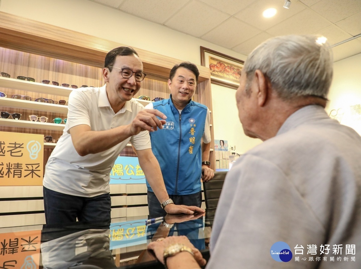 銀光未來創新協會創辦人朱立倫,結合善心人士資源,提供長輩專業驗光配鏡服務。
