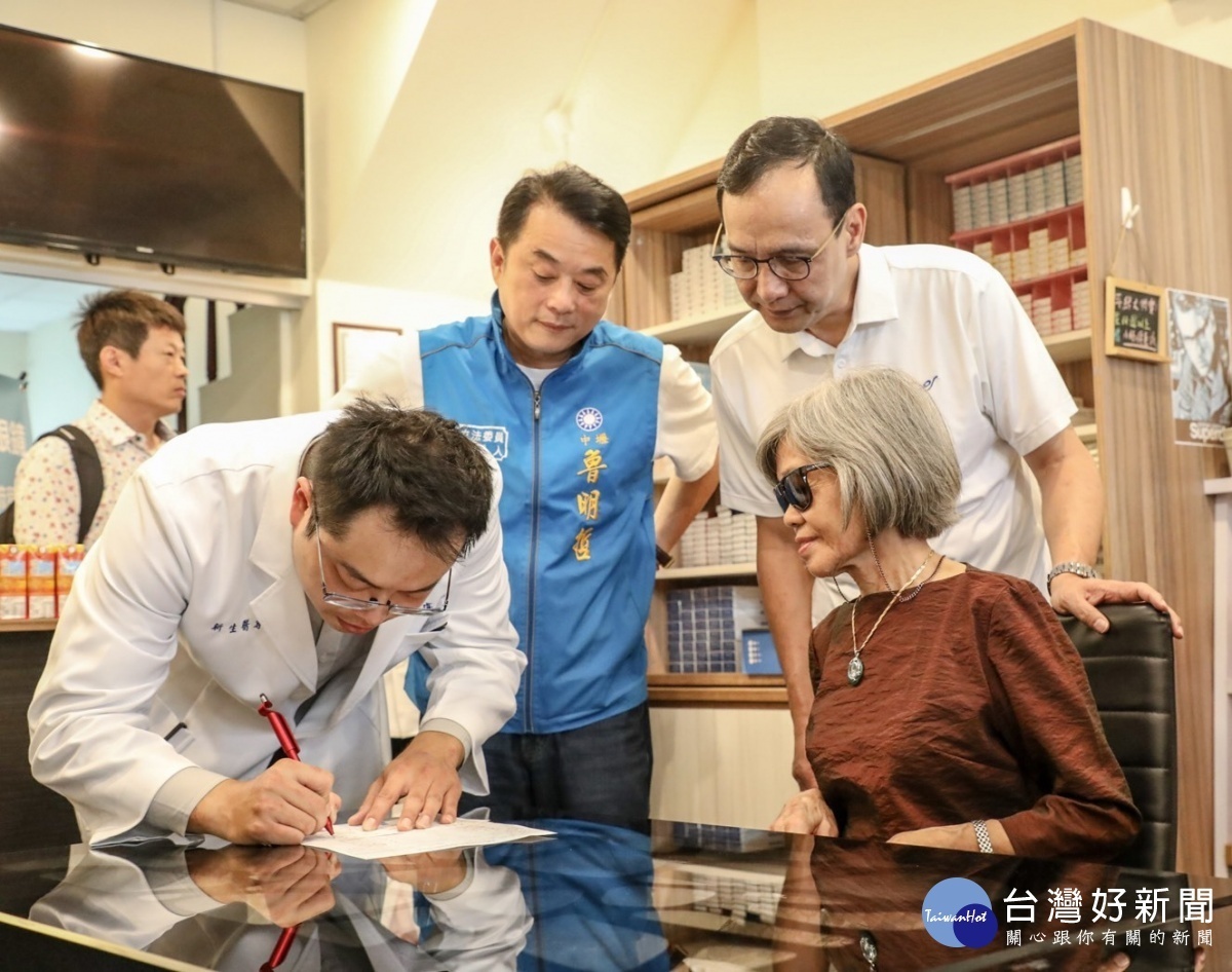 銀光未來創新協會創辦人朱立倫,結合善心人士資源,提供長輩專業驗光配鏡服務。