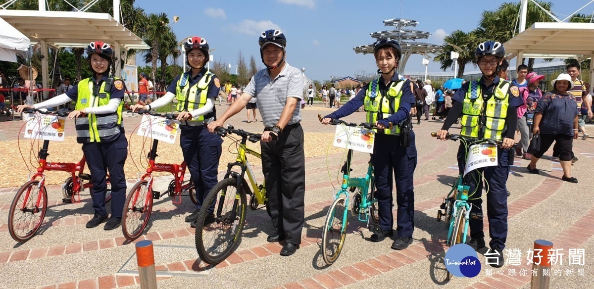 楊梅分局長林信雄(中)與農業博覽會腳踏車巡邏隊女警合影。
