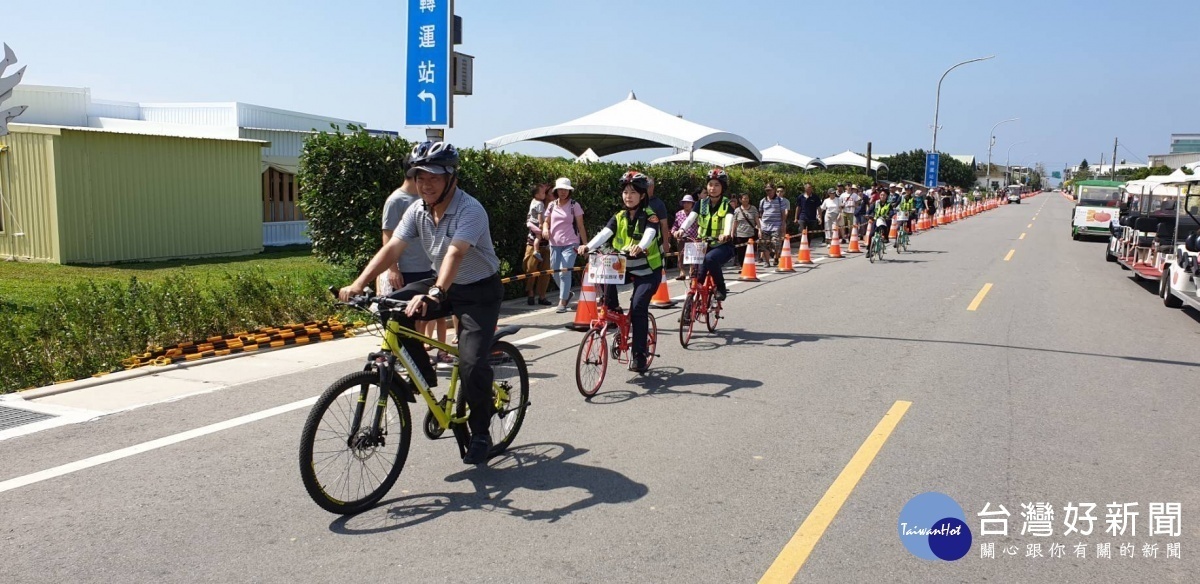 楊梅分局長林信雄率領女警組成的腳踏車巡邏隊服務民眾。