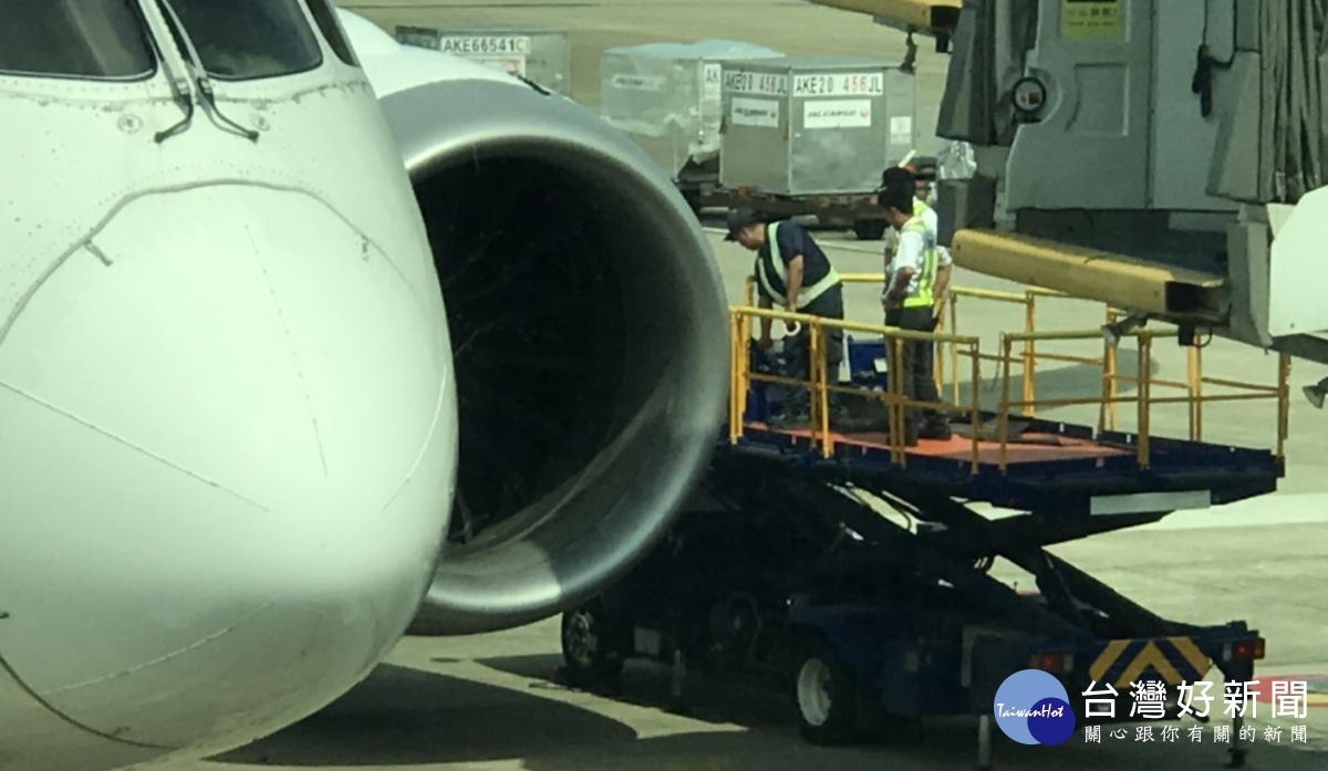 因桃勤人員未依SOP操作,日本航空班機引擎進氣罩被機坪空橋撞傷(圖民眾提供)