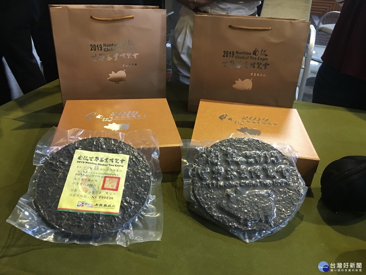 茶餅於10年後即陳化變老茶餅更具價值。(記者扶小萍攝)