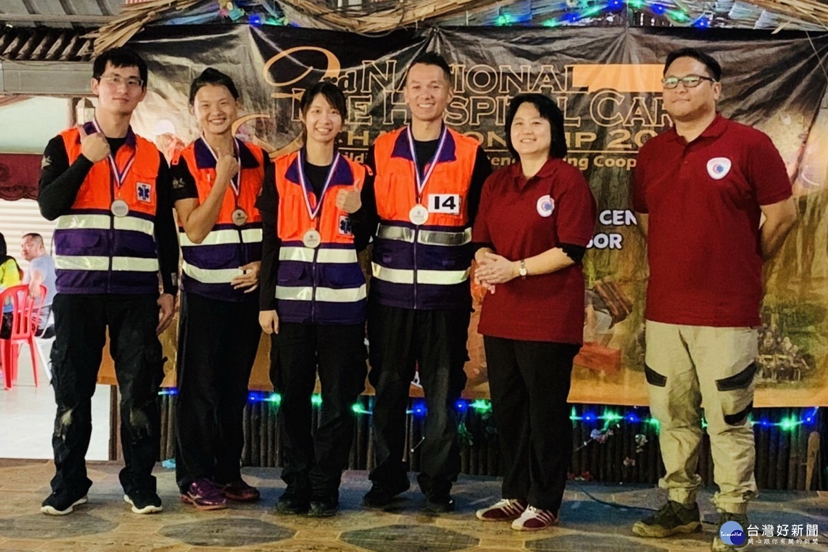 榮獲吉隆坡野地救護比賽國際組冠軍的桃園市消防局第一搜救救助分隊黃國維、林怡妏、三民分隊黃思婕、三民分隊楊尚樵(由左至右)。