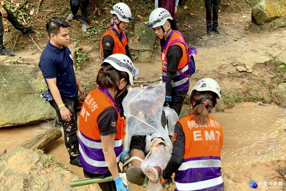桃園打火兄弟參加2019PARAMEDIC ASIA吉隆坡野地救護比賽,其中的搬運病患通過險境項目。