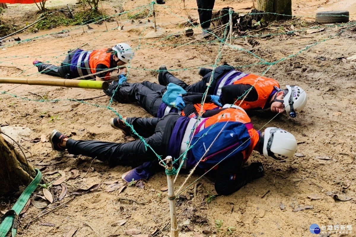 桃園打火兄弟參加2019PARAMEDIC ASIA吉隆坡野地救護比賽，其中的同伴互助通過險境項目。