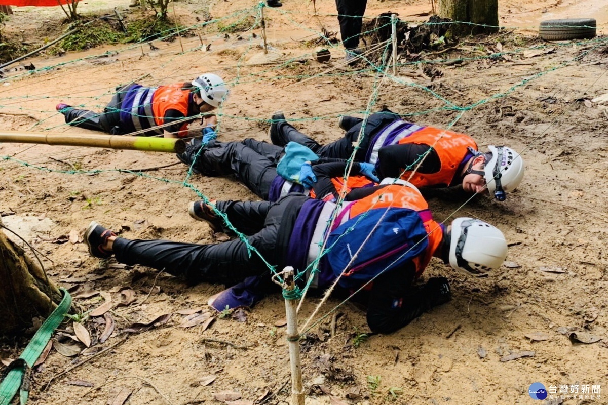 桃園打火兄弟參加2019PARAMEDIC ASIA吉隆坡野地救護比賽,其中的同伴互助通過險境項目。