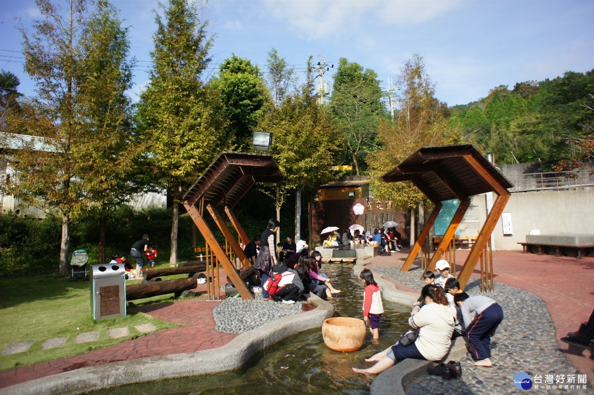 東勢林場的「濯足園」溫泉泡腳池，吸引許多入園民眾駐足休憩。(圖/東勢林場)