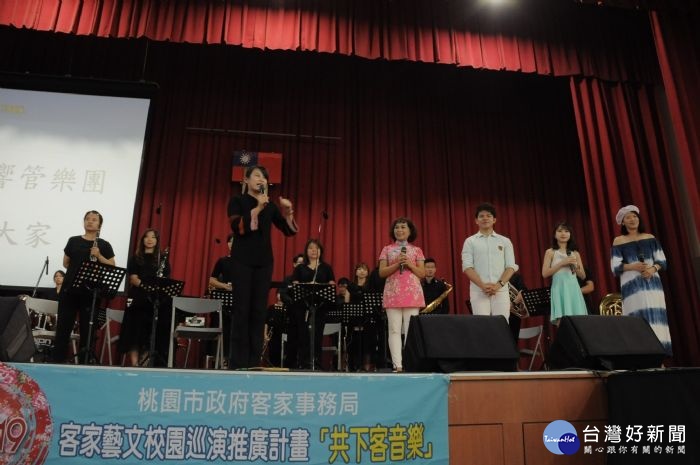 桃園交響管樂團特別邀請王鳳珠葉鈺渟等客家歌手合作演出