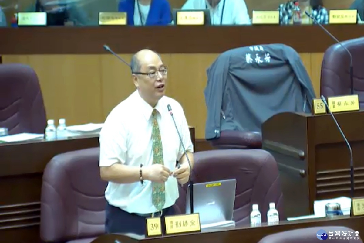 針對「班班有冷氣3年12億」的承諾，桃園市議員劉勝全於市長施政報告中提出質詢。