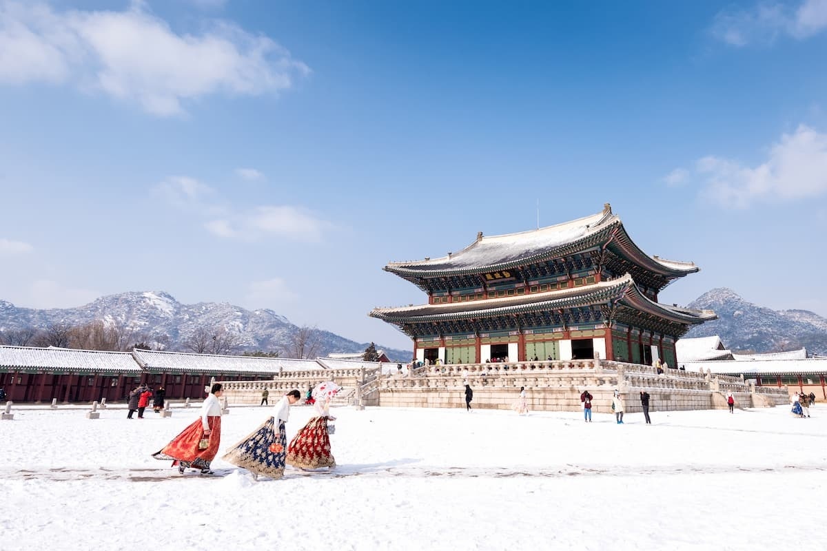 在浪漫白雪中穿上特色韓服與優雅王宮合影是許多人到韓國的必排行程。(圖/喜鴻假期提供)