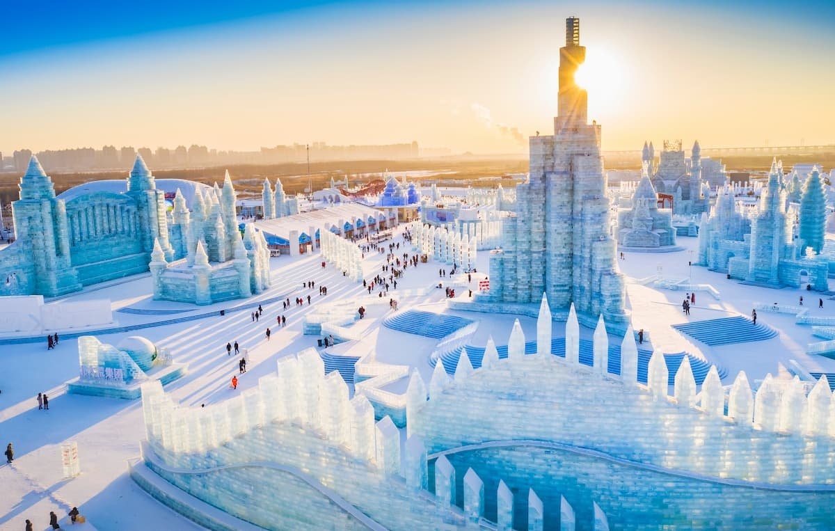 精雕細刻的冰雕盛宴是每年哈爾濱的重要慶典，配上螢光閃爍的燈光，美如電影場景。（圖／喜鴻假期提供）