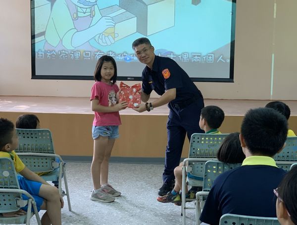 宏仁所長蔡瑞彬主動走進校園宣導防毒、拒毒及反暴力與配戴安全帽等基本交安知識，希望學童與家長都能重視行的安全。