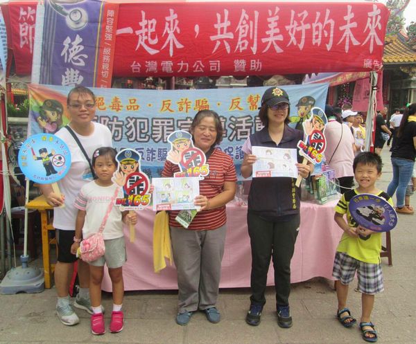 北港地區慶祝九九重陽節，舉辦的九九重陽健行活動，北港警方到場宣導防詐及安居反毒，與長輩及民眾互動熱烈。