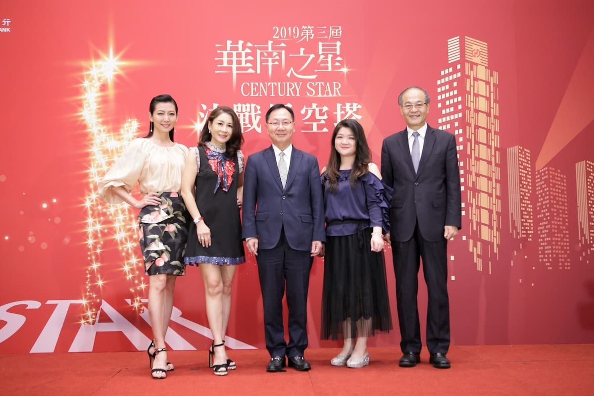 第三屆華南之星評審團(左至右：劉姿君老師、曲艾玲老師、張振芳總經理、魏世芬老師、許柏林副總經理）。