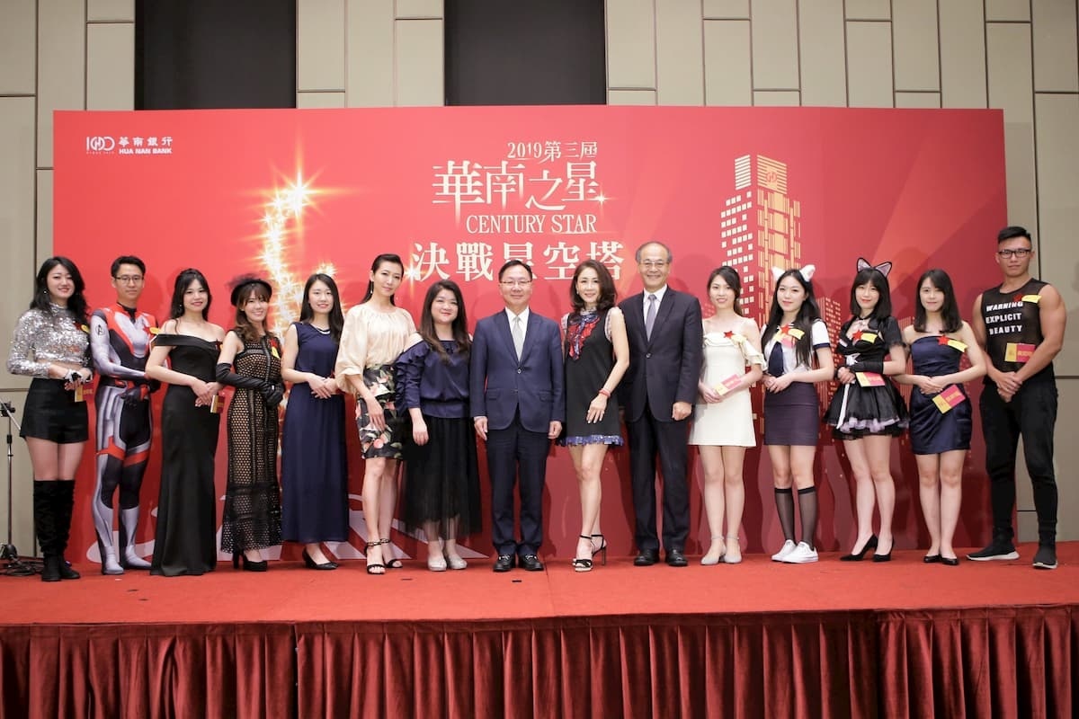 第三屆華南之星與評審團(左至右:劉姿君老師、魏世芬老師、張振芳總經理、曲艾玲老師、許柏林副總經理)。