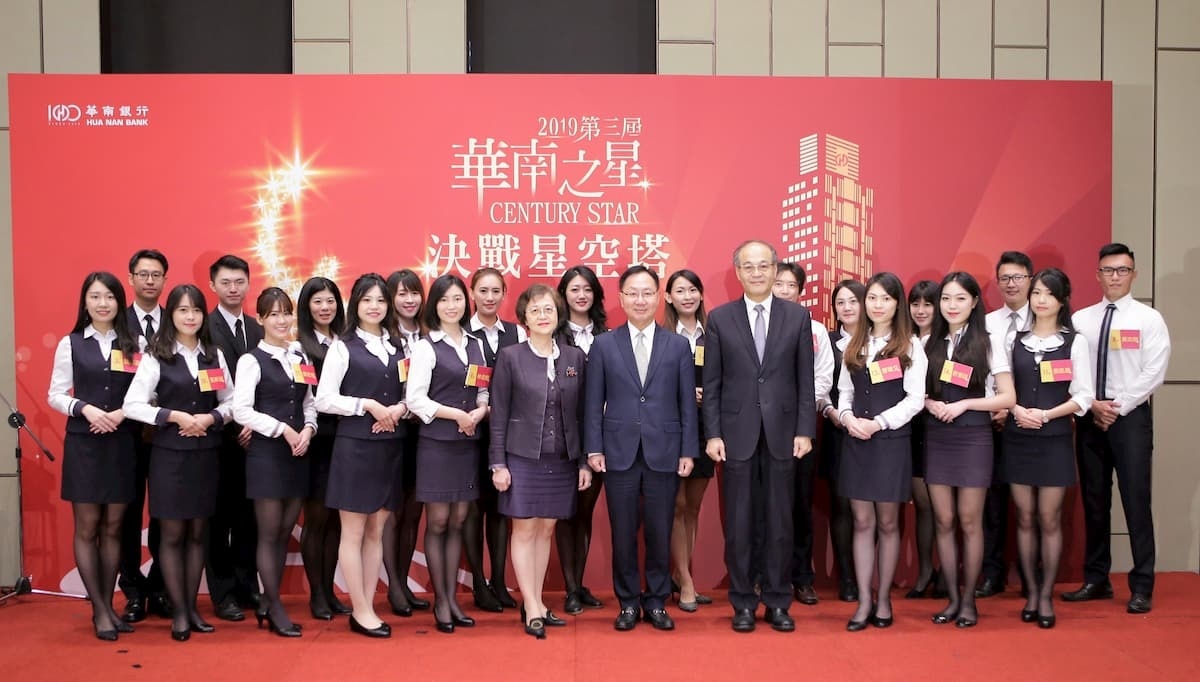 華南銀行張振芳總經理、邱美卿總稽核、許柏林副總經理與20位第三屆華南之星入圍者合影。