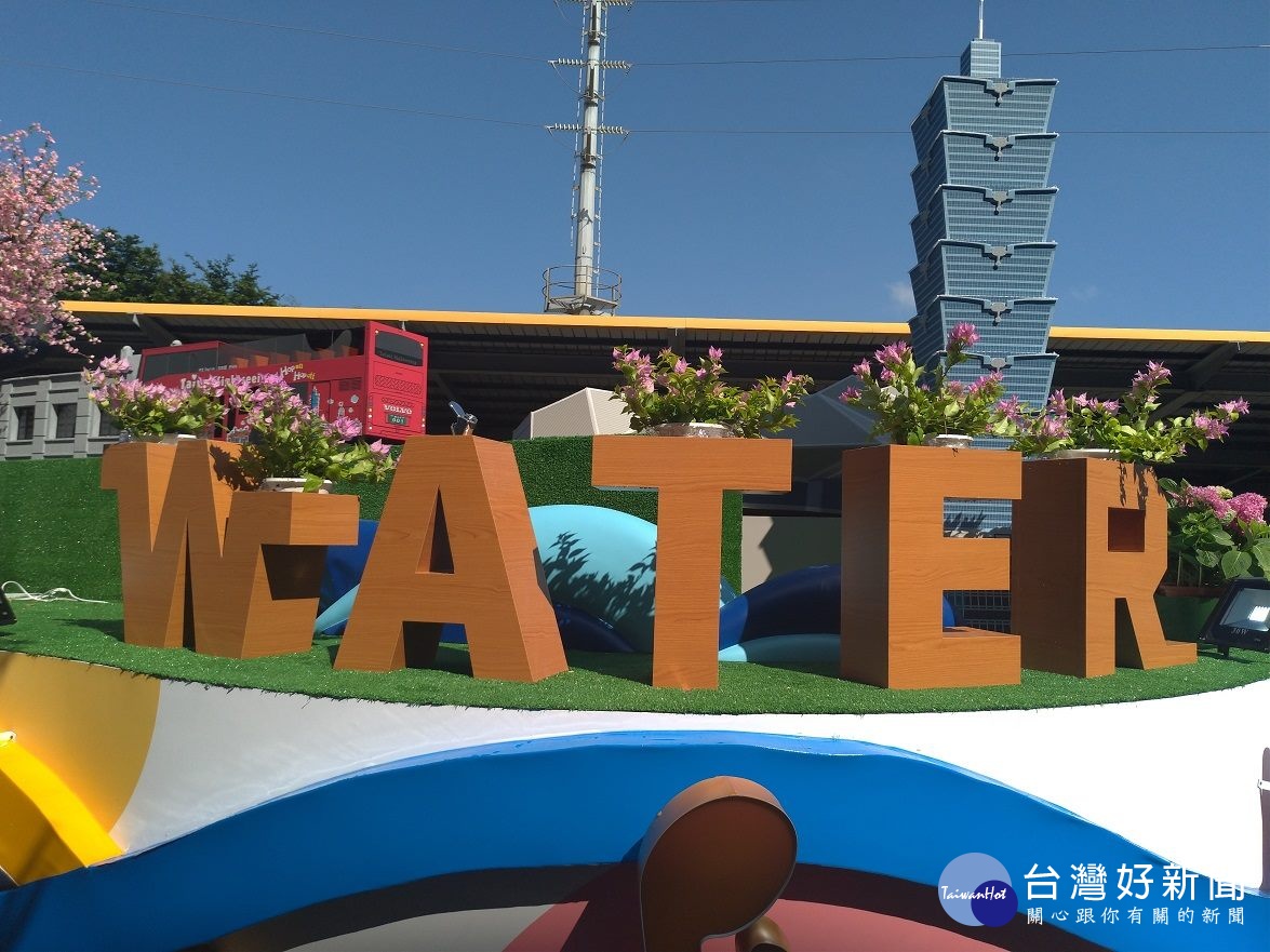 台北主題花車上的台北好水直飲裝置藝術（圖／台北市政府提供）