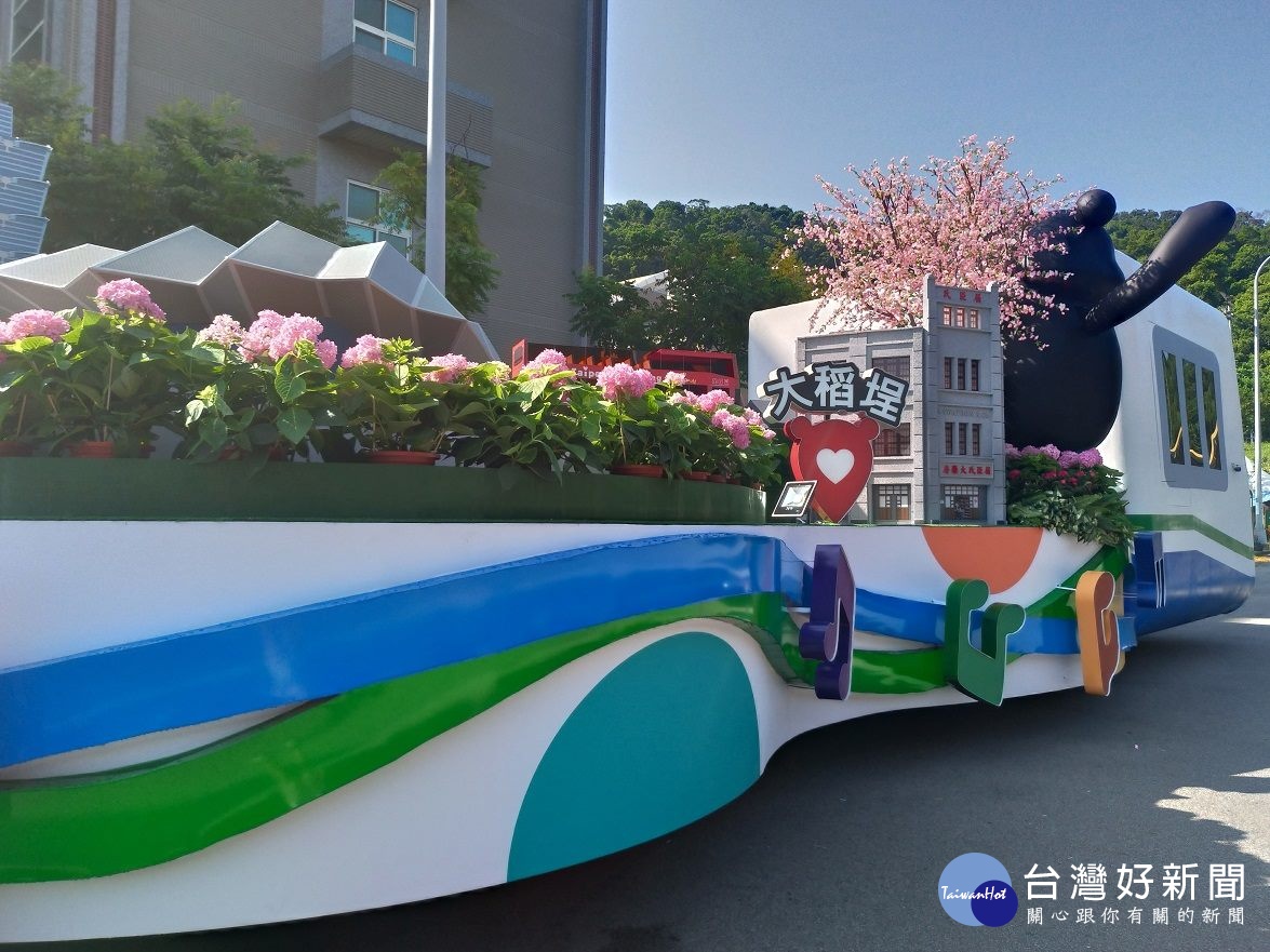 今年台北主題花車重現了台北流行音樂中心與經典小鎮大稻埕(圖/台北市政府提供)