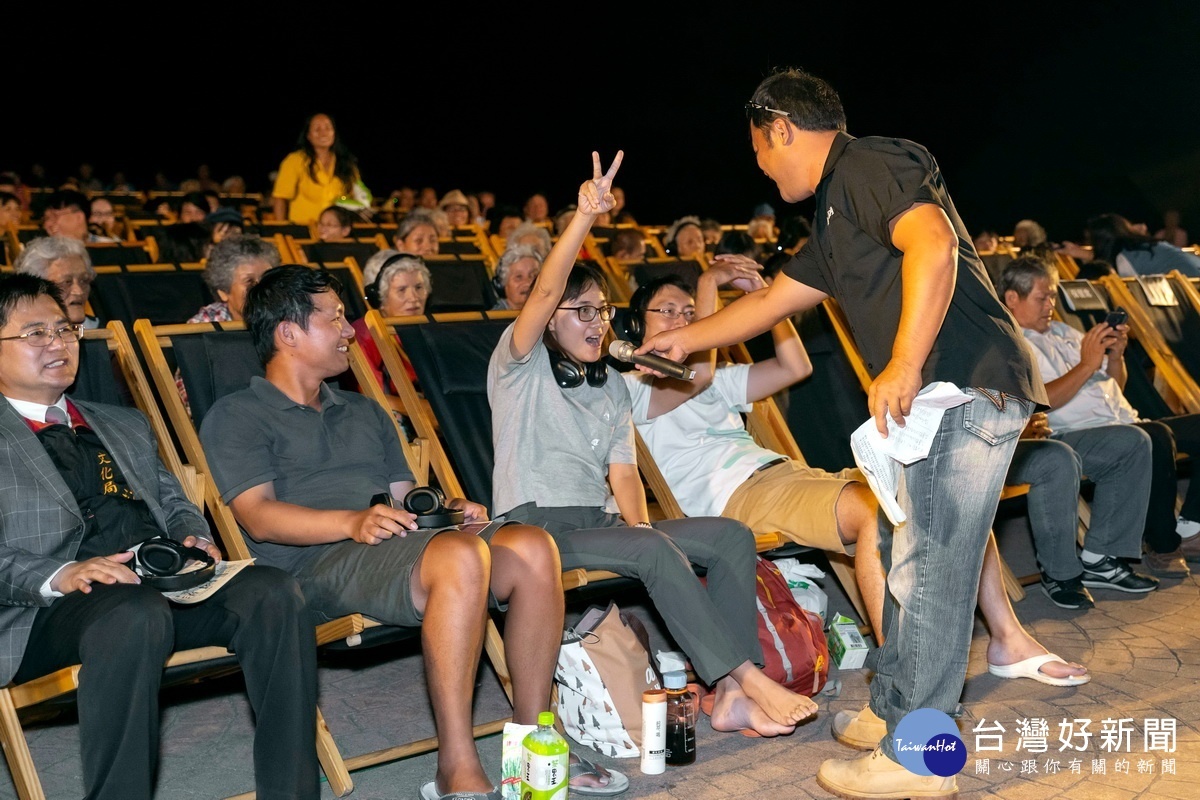 國家電影中心「天涯海角電影院」在花蓮靜浦部落舉辦，其中的有獎徵答活動現場搶答熱烈。