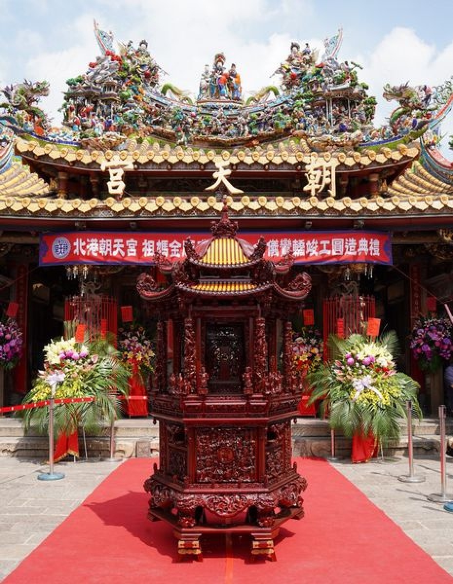 北港朝天宮第3代祖媽鸞轎竣工圓造，由董事長蔡咏鍀率全體董監事及各界代表向媽祖上香祝禱，再由住持師父誦經祈福，宣告正式接班。