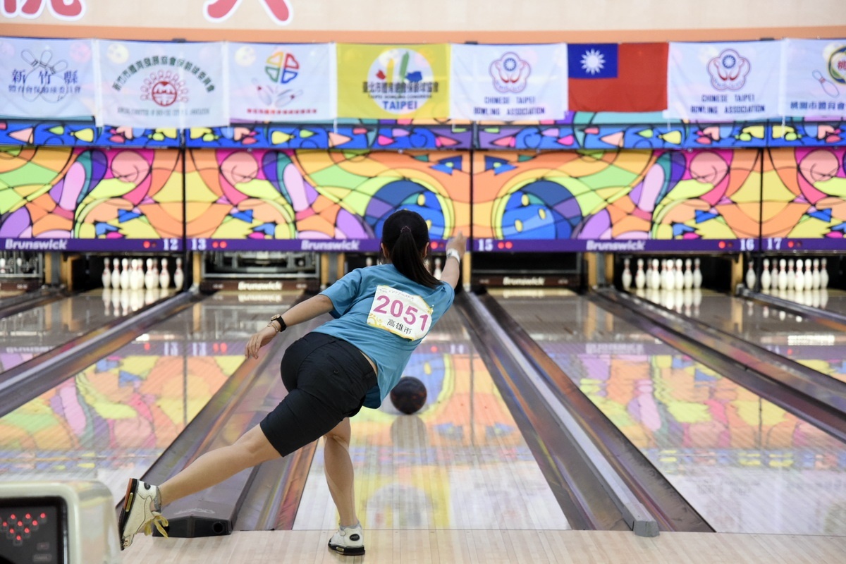 108年全國運動會保齡女子盟主賽選手比賽情形。