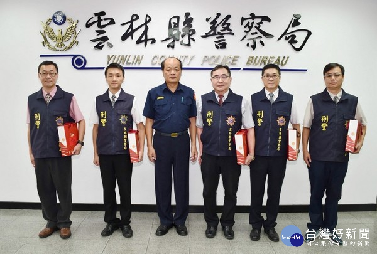 雲林縣警察局局長顏旺盛表揚執行全國同步掃黑行動專案有功員警，北港警分局偵查隊獲頒績優單位。