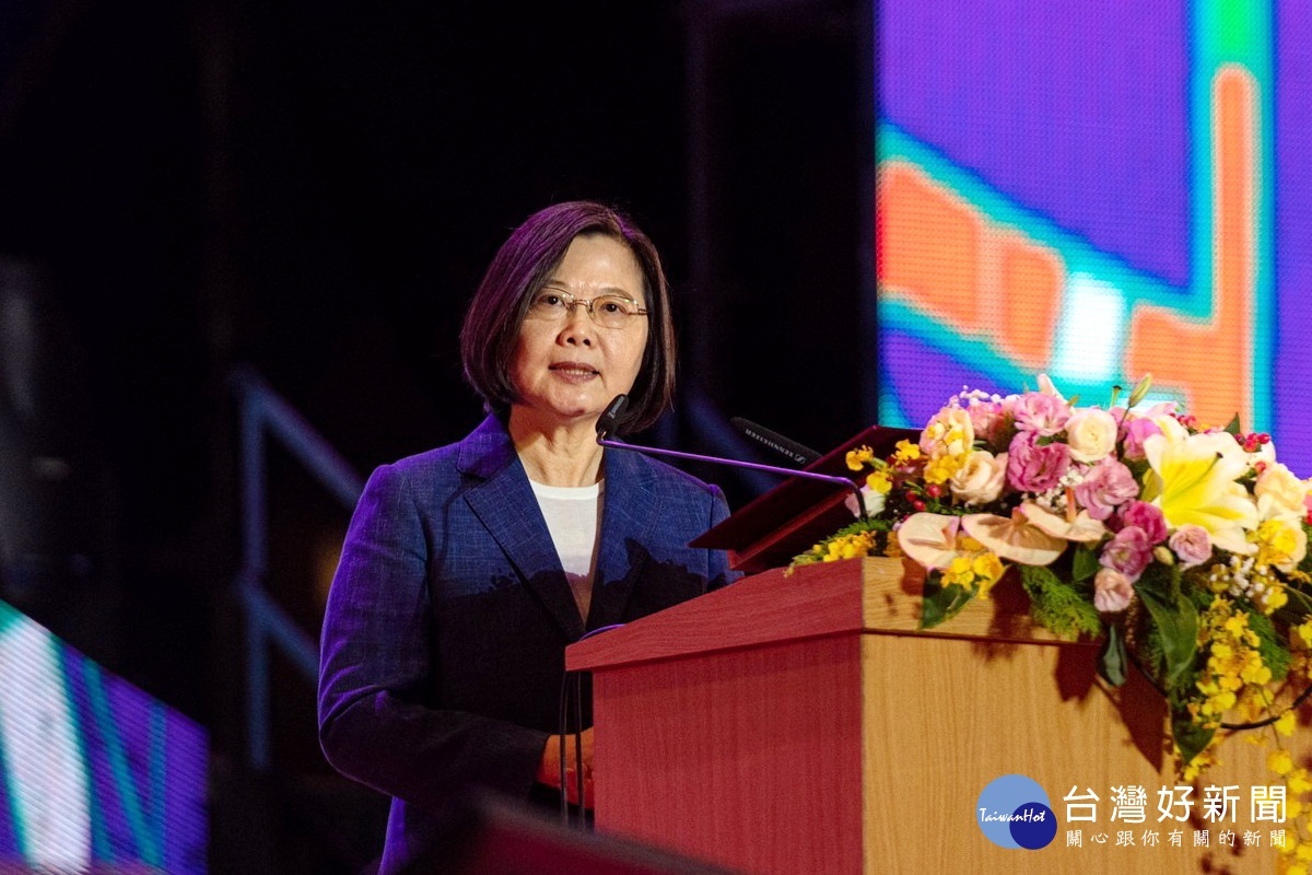 總統蔡英文於「2019攜手世界‧台灣耀飛」國慶晚會中致詞。