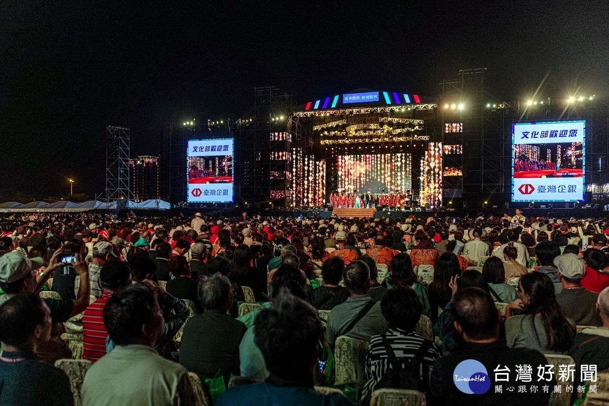 「2019攜手世界‧台灣耀飛」國慶晚會吸引熱情的民眾湧入。
