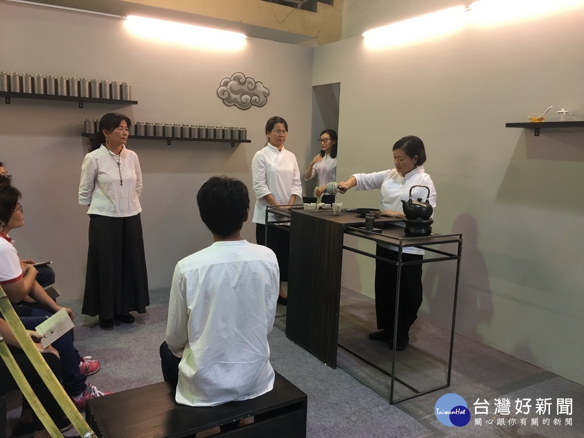 台灣茶席館內首辦立席茶席，讓茶客認識不同茶道。（記者扶小萍攝）