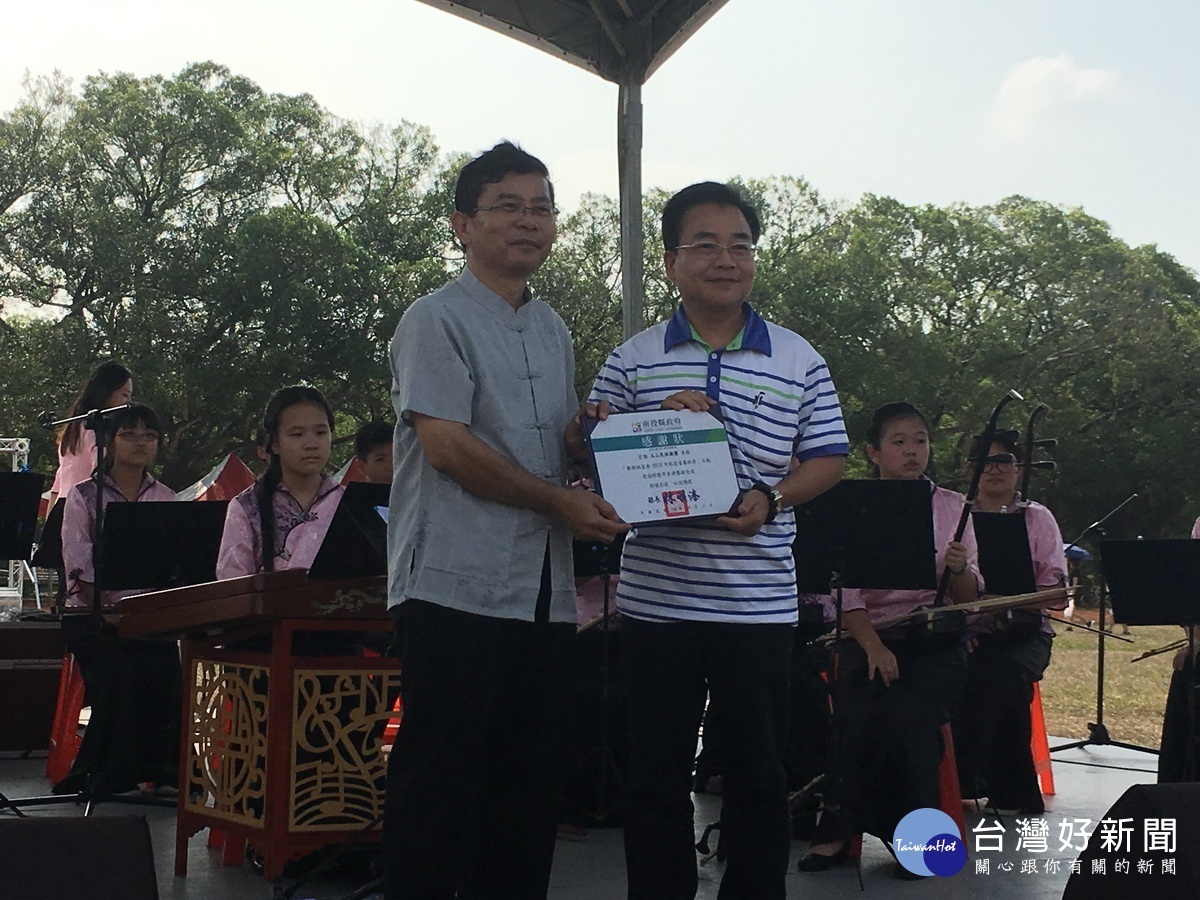 文化局長林榮森(右)贈感謝狀予樂團團長曾國鎮。(記者 扶小萍攝)