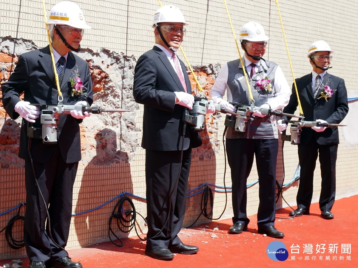 「桃園捷運綠線GC02標土建統包工程」開工祈福典禮中,行政院長蘇貞昌、桃園鄭文燦持電鑽鑽牆象徵工程開工。