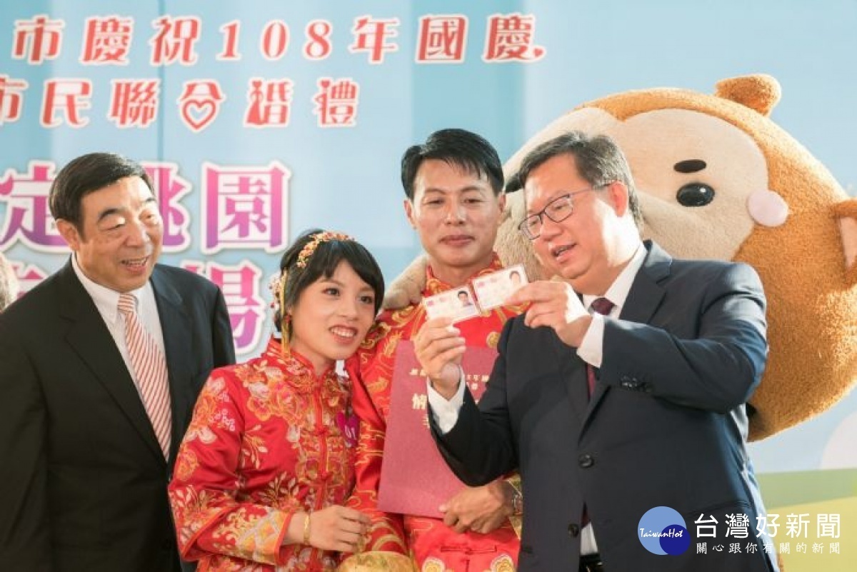 戶政事務所貼心開辦「行動e化戶政所」,受理聯合婚禮新人率先完成結婚法定程序,當天就可以順利換發新的身分證