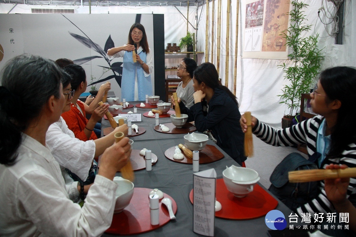 張老師指點如何正確使用竺副師。(記者扶小萍攝)