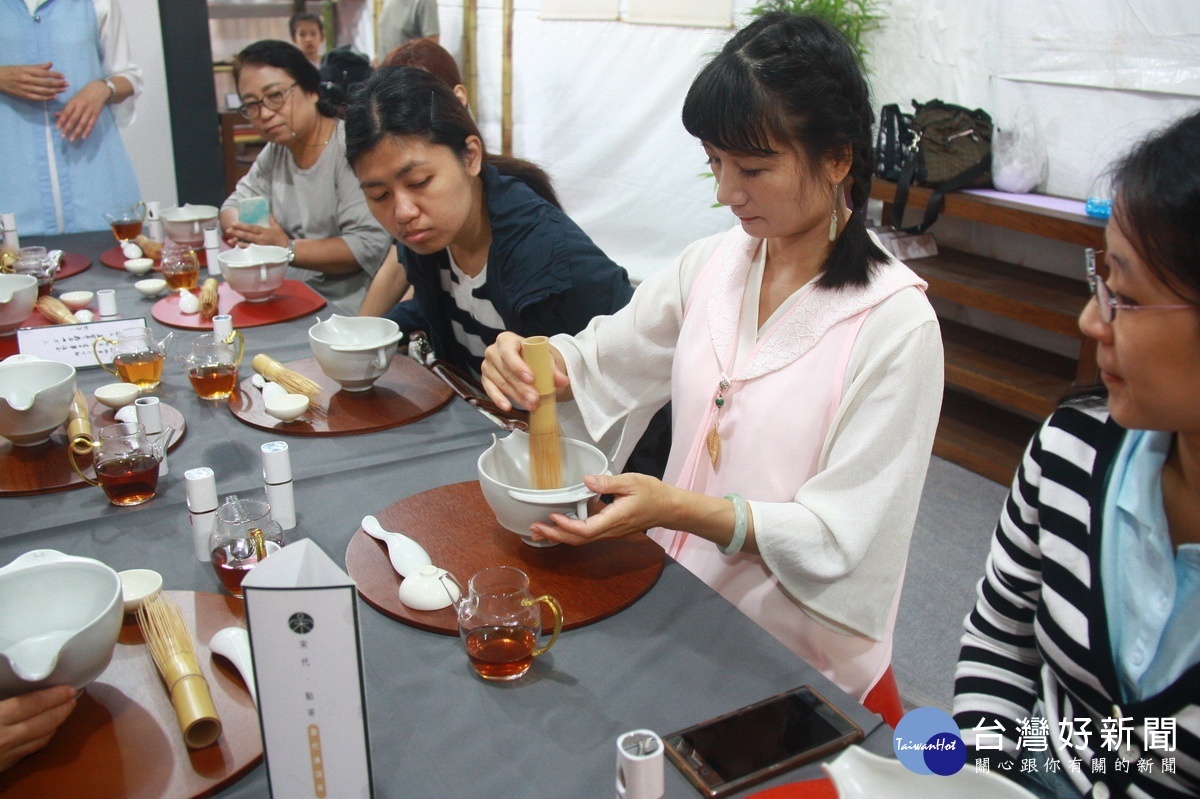 點茶後呈現白色茶湯,泡沫愈細愈好。(記者扶小萍攝)