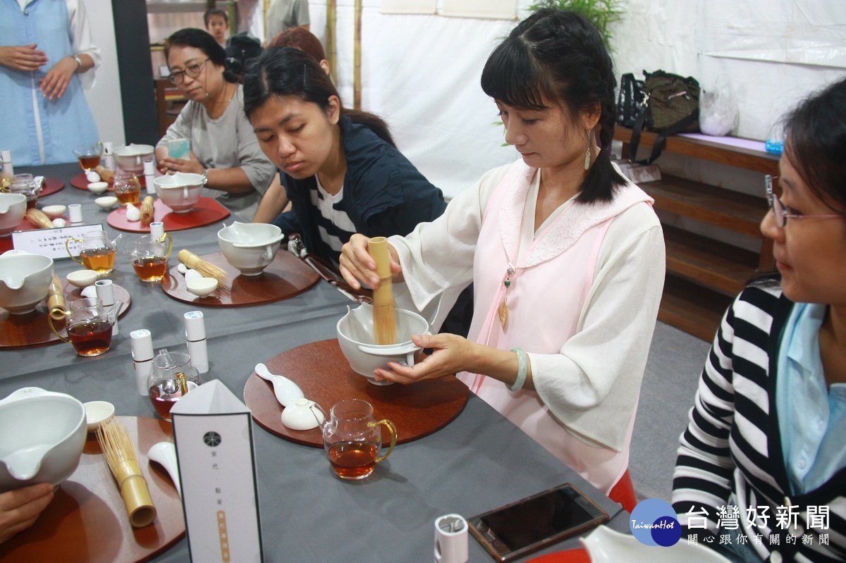 點茶後呈現白色茶湯，泡沫愈細愈好。（記者扶小萍攝）