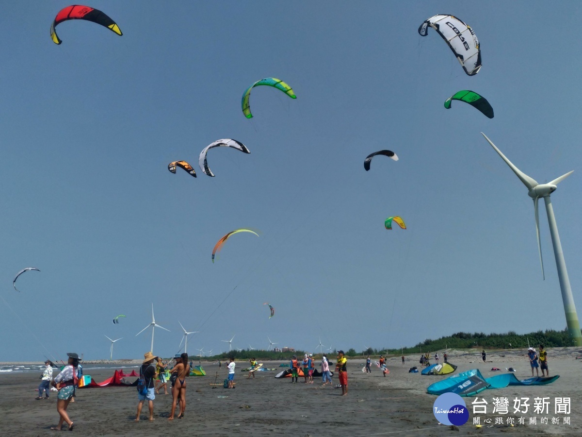 台中大安海風箏衝浪開跑　各地好手來台競技