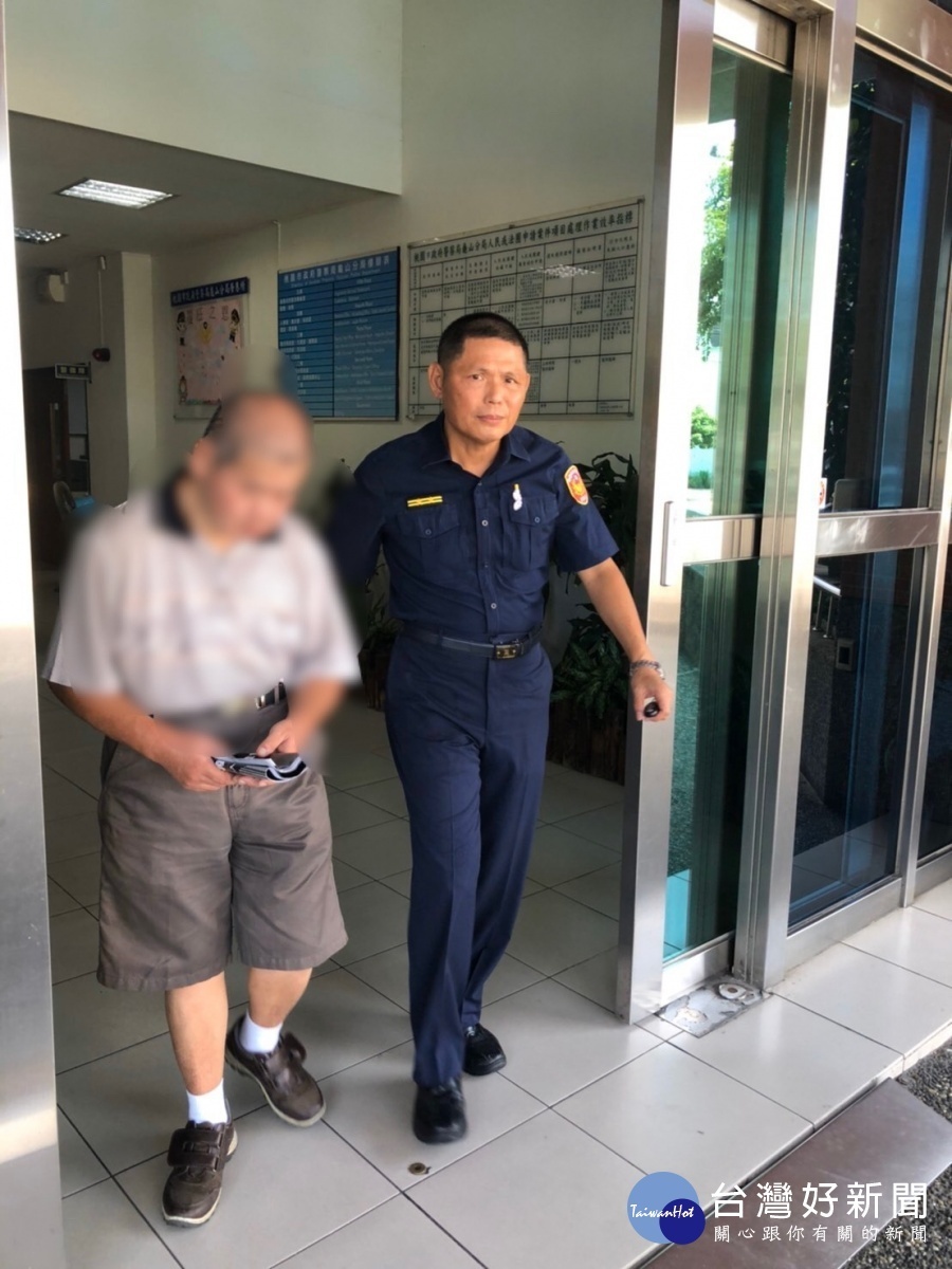 迷途數里孤立無援,熱心暖警助失智症老翁返家。