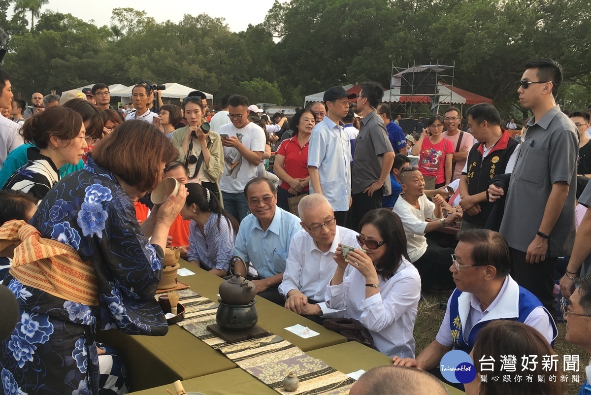 吳敦義接受奉茶隨即請夫人先品茶。(記者扶小萍攝)