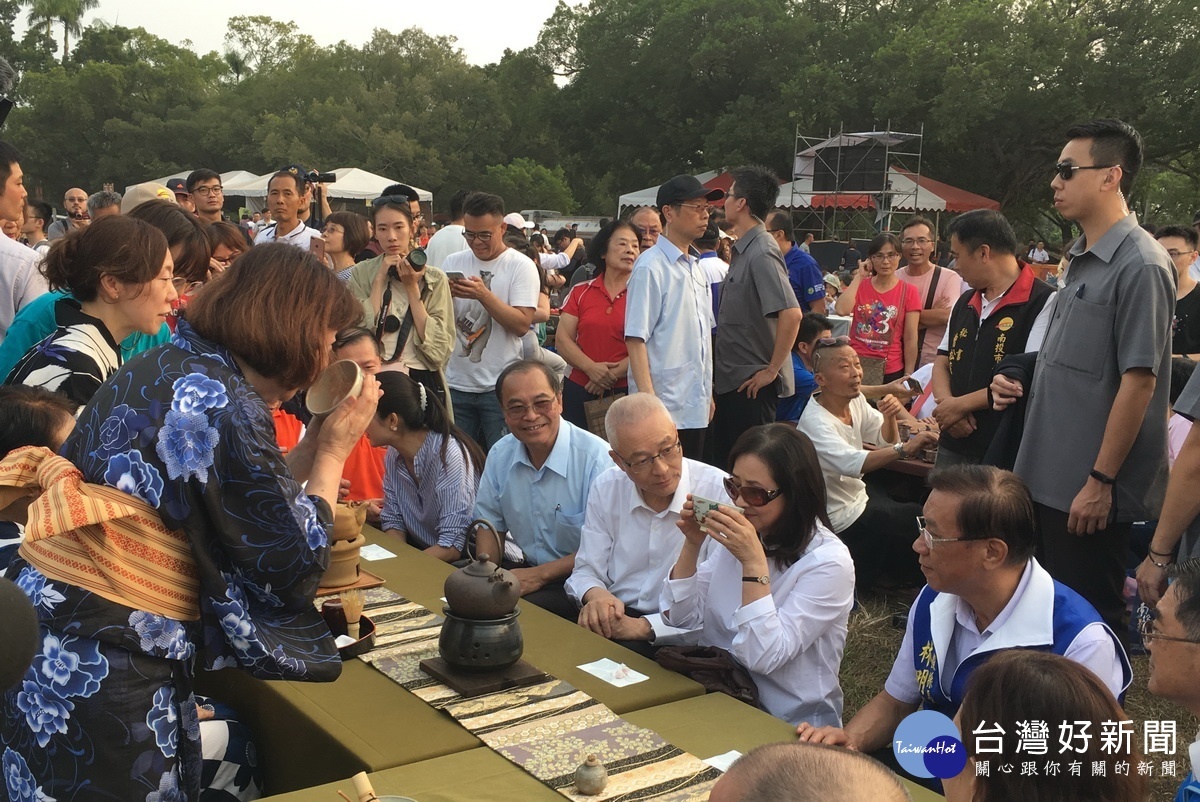 吳敦義接受奉茶隨即請夫人先品茶。（記者扶小萍攝）