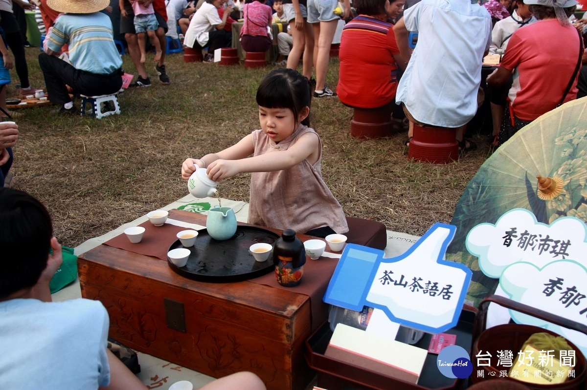 5歲的黃沛琪從3歲起就開學泡茶，模樣可愛。（記者扶小萍攝）