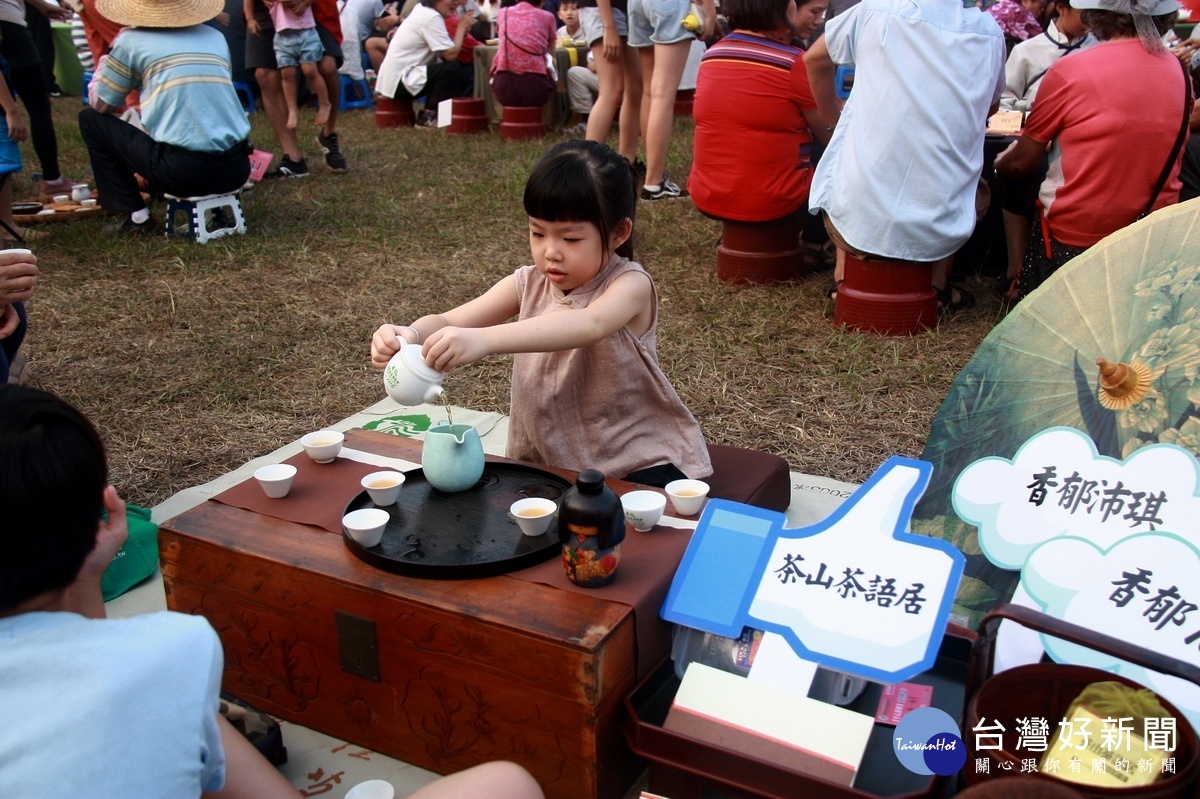 5歲的黃沛琪從3歲起就開學泡茶,模樣可愛。(記者扶小萍攝)