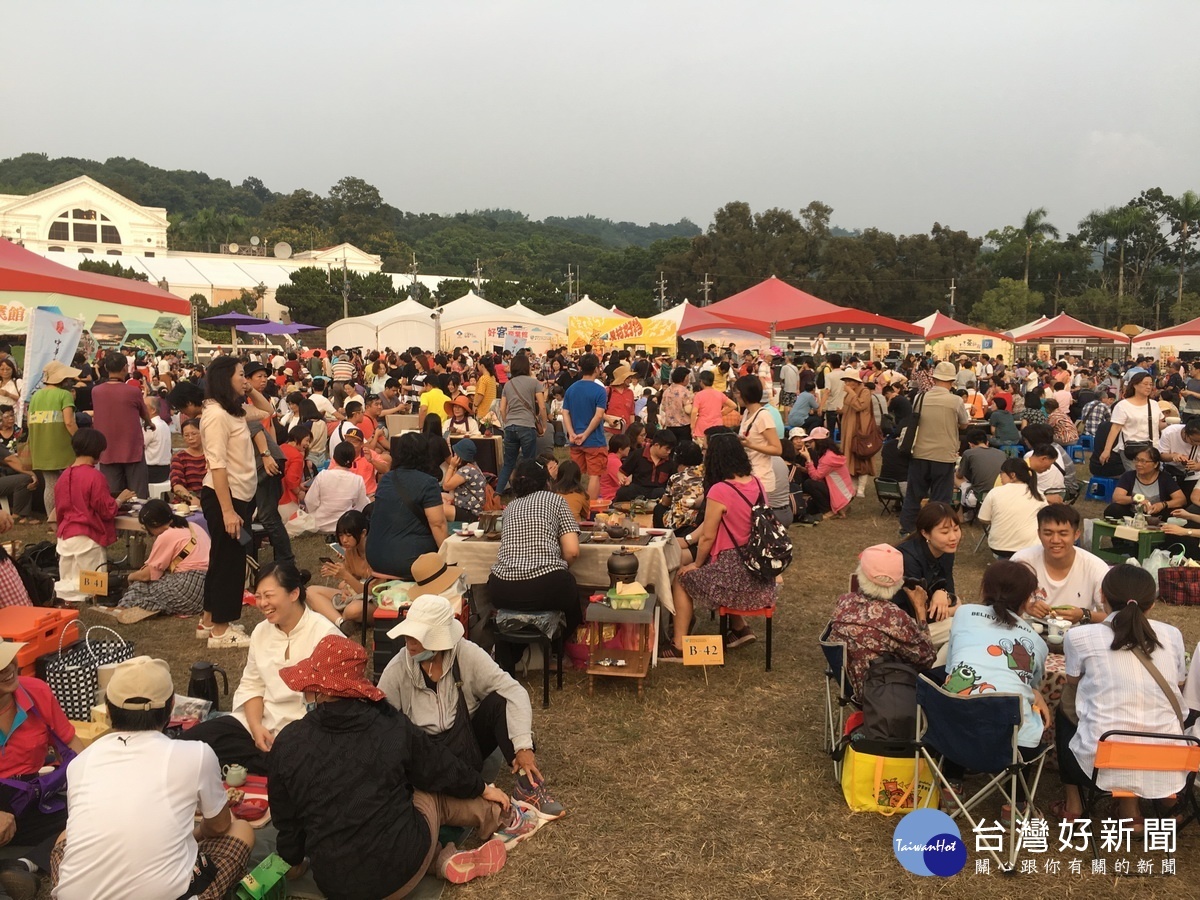 千人茶會至少有3千民眾遊客湧入茶席。(記者扶小萍攝)