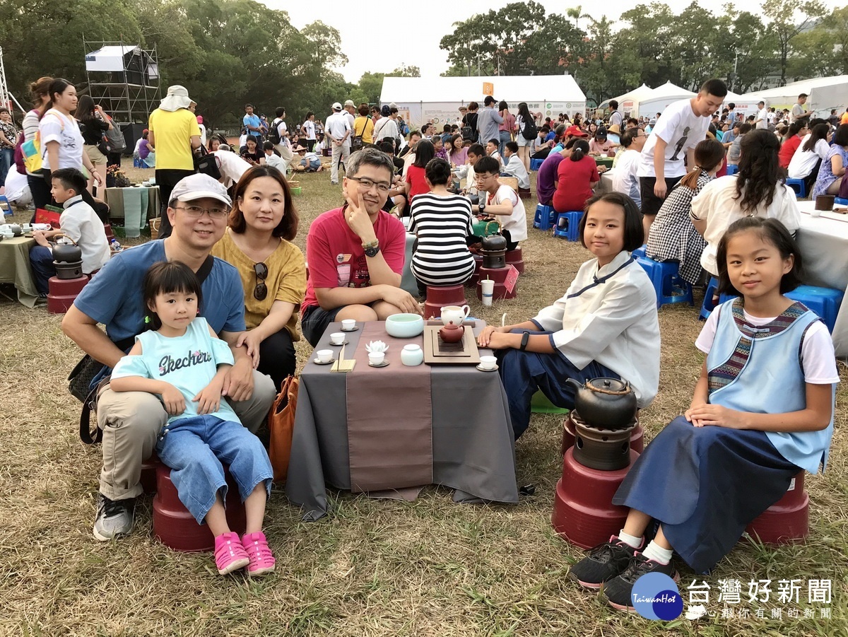 茶會中有許多是全家一同參與。(記者扶小萍攝)