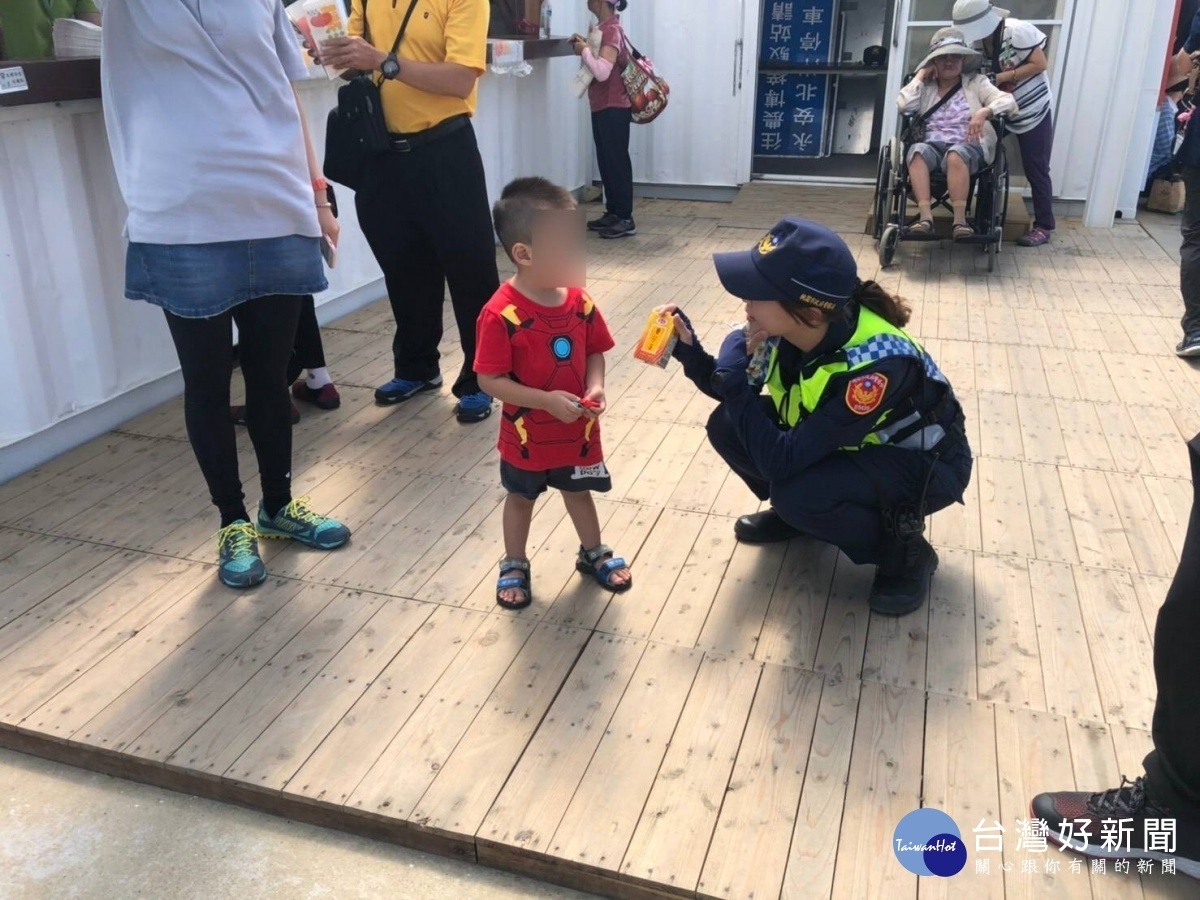 女警安撫幼童並緊急聯繫到幼童家屬，其家屬感謝女警貼心服務，大讚真是人民保母。